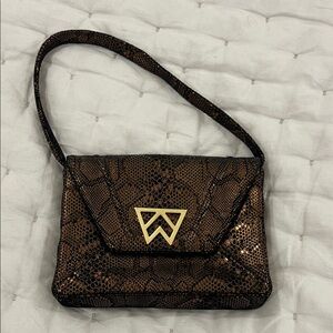 Kelly Wynne Shoulder Bag